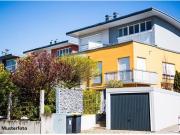 Freistehendes Mehrfamilienhaus mit Balkonen