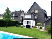 Freistehendes Mehrfamilienhaus mit großem Garten, Pool...