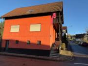 Freistehendes teilweise möbliertes Haus mit Einliegerwohnung