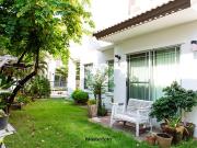 Freistehendes Wohnhaus, 2 Garagen, Garten
