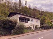 Freistehendes Wohnhaus mit zwei Einliegerwohnungen in...