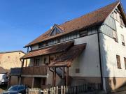 Freistehendes Zweifamilienhaus mit Nebengebäuden