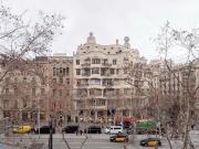 Frente a la Pedrera, exclusiva vivienda de lujo
