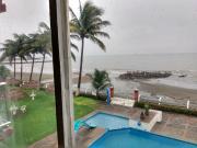 Frente al mar y la playa departamento con alberca una...