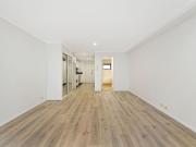 Freshly Painted Newtown Studio Living with Pool, Gym &...