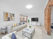 FRESHLY UPDATED 2 BEDROOM APARTMENT IN ULTRA CONVENIENT...