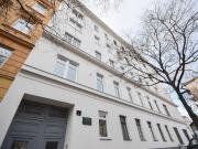 Sanierungsbedürftige Zwei Zimmer Wohnung direkt an der U3