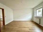 Frisch renovierte 2R Wohnung mit Tageslichtbad und Balkon