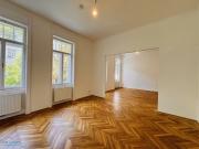 FRISCH SANIERTE ALTBAUWOHNUNG MIT KLEINEM BALKON