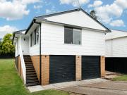 From Top to Toe – A Stunning Renovation You’ll Instantly... From Top to Toe – A Stunning Renovation You’ll Instantly...