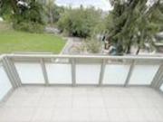 Familien Idyll mit sonnigem Garten: hochwertig...