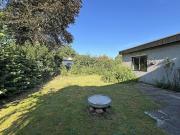 Fully equipped bungalow with shared kitchen and garden