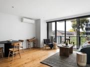 Fully furnished 1 Bedroom Apartment with Car Park and...