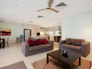 FULLY FURNISHED APARTMENT WITH STUNNING HARBOUR VIEWS!