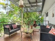 Fully Furnished Coastal Retreat in a Quiet Leafy Street