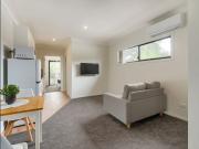 FULLY FURNISHED, DESIGNER STUDIO APARTMENT – BILLS INCLUDED!