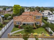 Furnished family residence in an exclusive locale