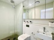 Modern 2 Bedroom with Courtyard & Double Garage 5 Min...