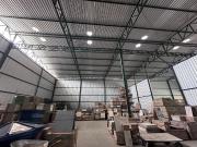 GalpÃ£o de pÃ direito duplo com 432 mÂ²