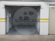 Garagem espaçosa com bom acesso de entrada na zona do...