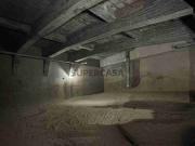 Garagem Estilo Bunker no Centro da Parede