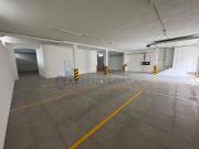 Garagem fechada com lugares de estacionamento para...