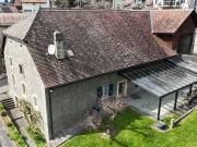 Gebäude mit 5.5 Zimmerwohnung, Garten und 200 m² verfügbar