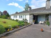 Gediegenes Wohnen mit Schwimmbad und schönem parkähnlich...