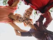 Gemeinsam statt Einsam! Wohnungen für Generation 50+ •...