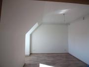 GEMÜTLICHE DACHGESCHOSSWOHNUNG MIT 2 ZIMMER NEU SANIERT!