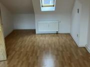 Gemütliche DG 1 Zimmer mit Laminat in ruhiger Lage!