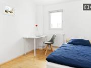 Gemütliches Zimmer zu vermieten in 9 Zimmer Wohnung in...