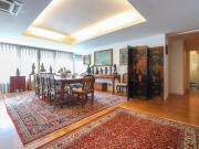 Generoso Apartamento T5 em Miraflores