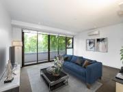 GENEROUS 1 BEDROOM APARTMENT IN THE HEART OF PRAHRAN!