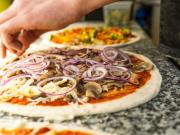 GENF CORNAVIN BAHNHOF SEKTOR PIZZERIA MIT GROSSER...