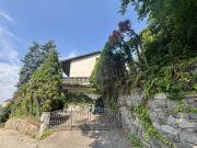 Wohnhaus mit großem Grundstück, Garagen und Schlossblick...