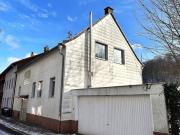 Gepflegtes Zweifamilienhaus mit Garage und Garten in...