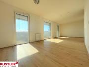 Geräumige, helle 2 Zimmerwohnung mit großer Loggia!