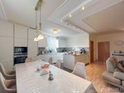 Geräumige vierstöckige Villa mit drei separaten Eingängen