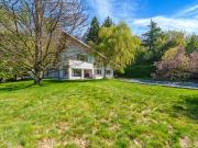 Geräumige Villa mit Swimmingpool, großem Garten am Waldrand