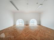 Geräumiges 5 Zimmer Altbau Büro in Toplage