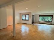 Geräumiges Einfamilienhaus mit großer Garage und...