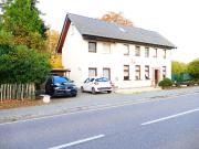 Geräumiges Zweifamilienhaus auf gut gelegenem Grundstück...