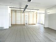 Geschäftsfläche frequentiert große Fensterfronten...