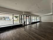 Gewerbefläche mit großen Schaufenstern im Zentrum von...