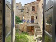 Gîte en pierres partiellement rénové avec jardin et bâtisses