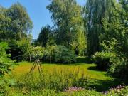 GNEIS Kleines Einfamilienhaus mit Garage in grüner Oase