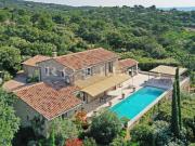 GORDES: propriété avec piscine et vue à 2 pas du village
