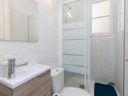 Gorgeous double bedroom in a 9 bedroom flat, in Esquerra...