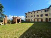 GOVONE. Ampio quadrilocale in stabile d'epoca
